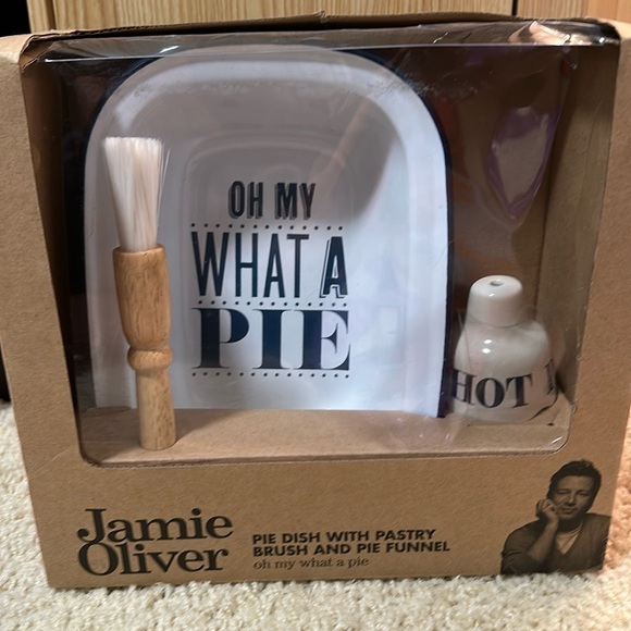 Jamie Oliver Pie Dish with pastry brush and pie funnel - Picture 1 of 6